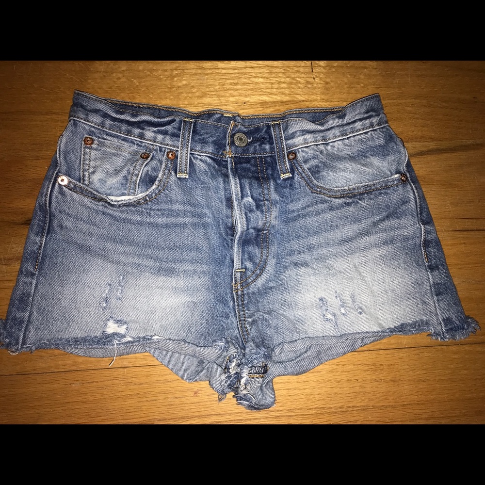 Mid rise denim Levi’s shorts.